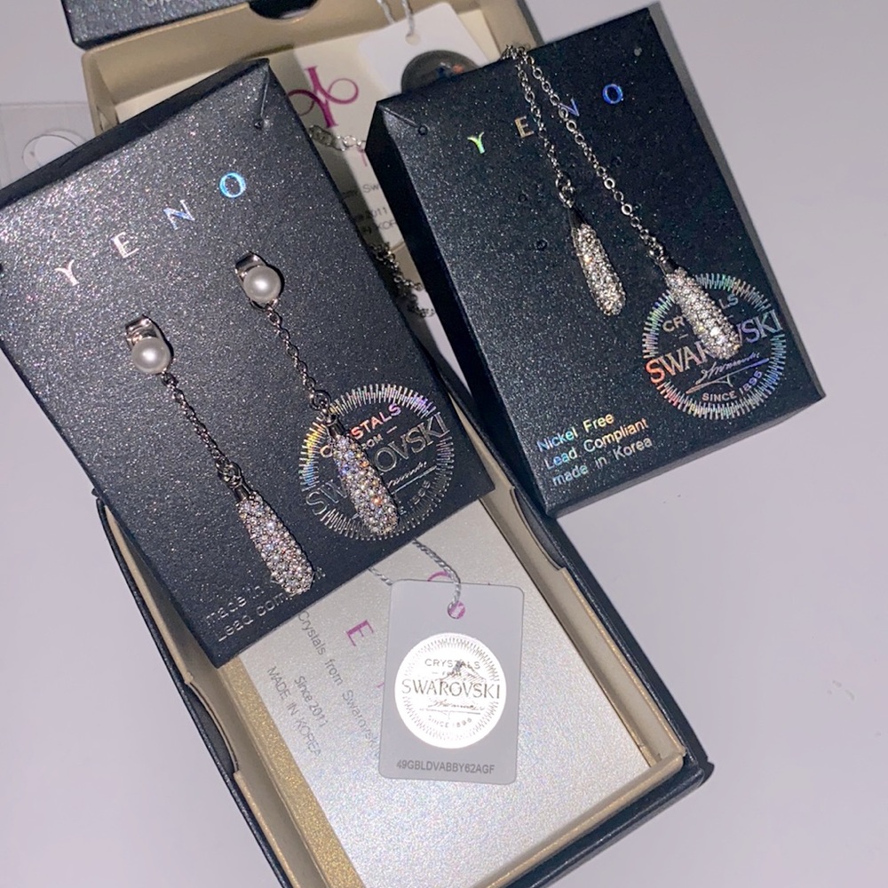 Swarovski crystals used in necklace & earrings Auth. code verification avail.